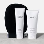 Medik8® • Smooth Body Exfoliating Kit • Peeling do ciała 150ml + Balsam do ciała 200ml + Rękawica do masażu - obrazek 3