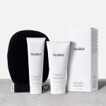 Medik8® • Smooth Body Exfoliating Kit • Peeling do ciała 150ml + Balsam do ciała 200ml + Rękawica do masażu - obrazek 2