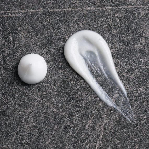 Medik8® • Smooth Body Exfoliating Kit • Peeling do ciała 150ml + Balsam do ciała 200ml + Rękawica do masażu - obrazek 4